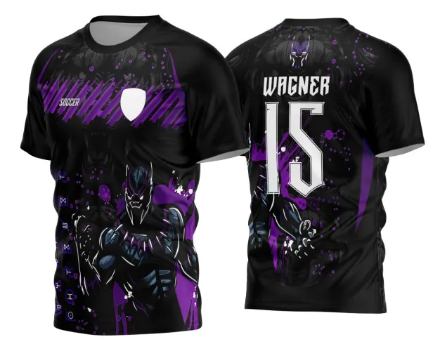 Camisa preta com detalhes em roxo, na frente figura da Pantera Negra em pose poderosa e textos SOCCER, INTER CLASSE, JOGADOR, TERCEIRÃO; nas costas nome WAGNER, número 15 e a cabeça da Pantera Negra no topo.