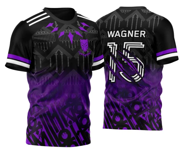 Camisa preta com degradê roxo, mascote Pantera Negra roxo no peito, colar estilizado na frente, estrelinhas roxas e brancas nas mangas, costas com nome WAGNER, número 15 branco com marcas de garras roxas em destaque