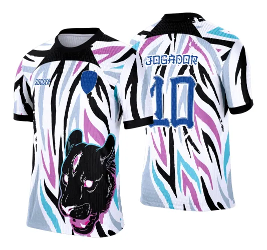 Camisa com estampa frontal de pantera preta estilizada com olhos e contornos rosados, fundo de listras geométricas em preto, roxo, azul claro e cinza, gola e mangas pretas, costas com texto JOGADOR e número 10 em azul.
