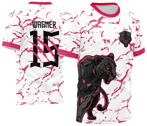 Camisa branca com estampas rosas que simulam rachaduras, figura imponente de pantera preta com detalhes rosa na frente e brasão pequeno da pantera no peito esquerdo. Nas costas, nome Wagner e número 15 em preto com garras rosas sobrepostas.