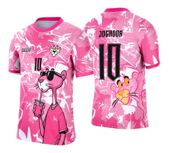 Camisa rosa com estampa camuflada branca, Pantera Rosa na frente com óculos e bebida, número 10 e texto SOCCER na frente, atrás rosto grande da Pantera Rosa com texto JOGADOR e número 10 em preto.