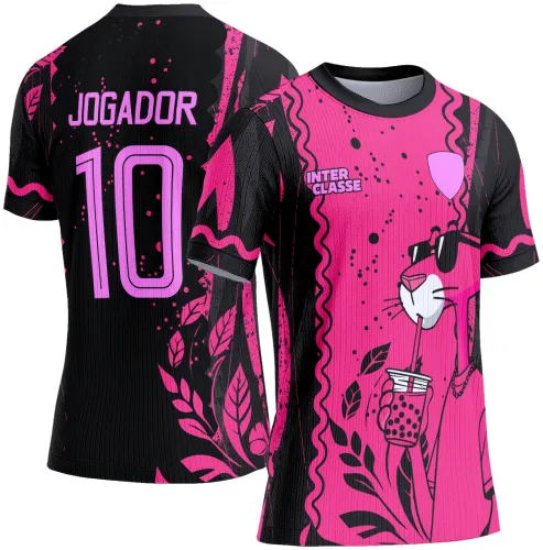 Camisa rosa pink com detalhes pretos e mascote Pantera Rosa de óculos segurando copo de bubble tea na frente, com escudo rosa claro e texto INTER CLASSE. Nas costas fundo preto com texto JOGADOR e número 10 em lilás.