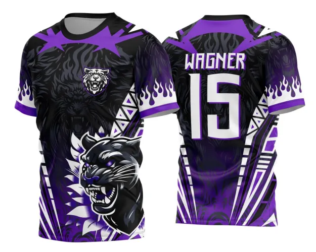 Camisa preta com pantera roxa e lilás em destaque na frente e chamas brancas nas mangas, costas exibindo nome WAGNER e número 15 em branco com contorno roxo, detalhes geométricos roxos e brancos em toda a peça.