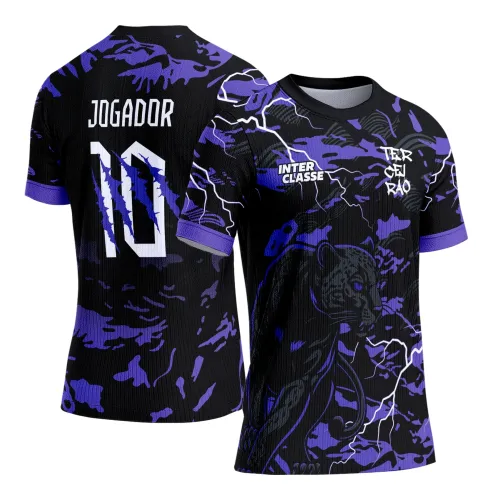 Camisa preta com detalhes roxos, mostrando uma pantera em destaque na frente com raios brancos ao redor, textos Inter Classe e Terceirão, costas com número 10 branco riscado em roxo e nome Jogador.