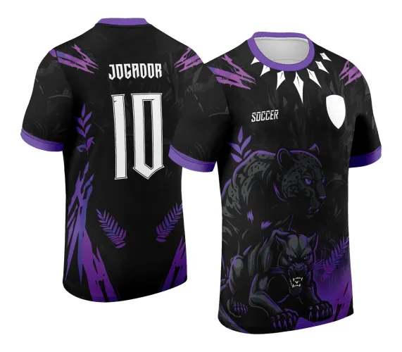 Camisa preta com gola e mangas roxas, duas panteras negras na frente em pose de ataque e alerta, textos 'SOCCER' na frente e 'JOGADOR 10' nas costas em branco, detalhes roxos com folhas e estampas abstratas.
