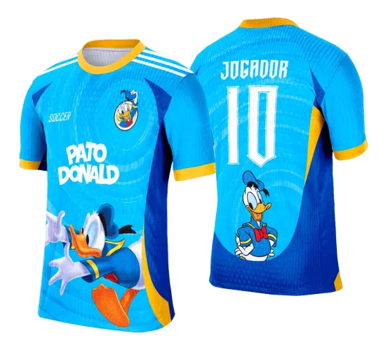 Camisa azul com gola e mangas amarelas, frente com Pato Donald animado e texto PATO DONALD, costas com Pato Donald confiante, número 10 grande e texto JOGADOR em branco.