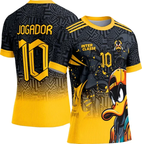 Camisa preta com fundo geométrico em degradê amarelo, mascote patolino com boné laranja na frente, texto INTER CLASSE, número 10 e palavra JOGADOR nas costas em amarelo.