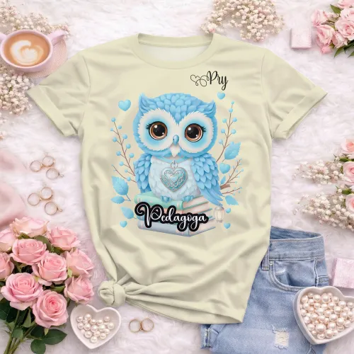 Camisa com estampa fofíssima de coruja pedagoga, ideal para quem ama o universo educacional e deseja um estilo único e encantador.