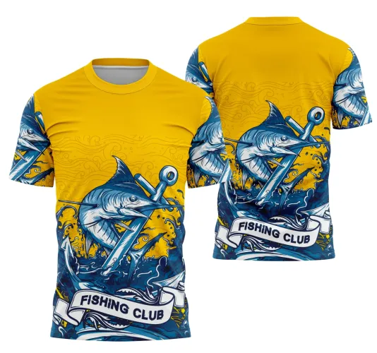 Camisa com estampa vibrante de peixe-espada azul atravessado por âncora prateada na frente e costas sobre fundo amarelo com ondas azuis, textos 'FISHING CLUB' destacados na base da estampa, mangas também com estampa marítima
