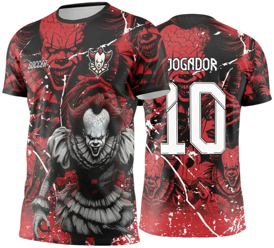Camisa com arte de palhaço Pennywise na frente em preto, branco e vermelho, texto SOCCER; nas costas, número 10 e texto JOGADOR em branco, fundo vermelho com rostos assustadores do palhaço e efeito rachado.