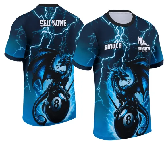 Camisa com logo no peito e estampa grande nas costas trazendo elementos do universo da sinuca, com design moderno e atraente, perfeita para apaixonados pelo bilhar que querem vestir seu estilo com personalidade.