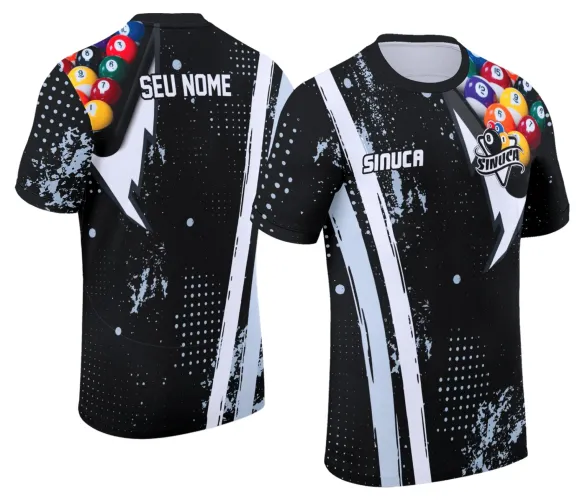 Camisa com logo no peito discreto e estampa grande nas costas mostrando design exclusivo de sinuca, perfeita para fãs de bilhar que querem estilo diferenciado e autêntico
