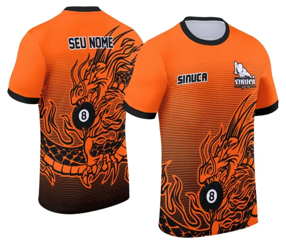 Camisa personalizada com logo no peito e estampa grande nas costas, destaque para tema de sinuca com design moderno e cores vibrantes, perfeito para fãs de bilhar e sinuca.