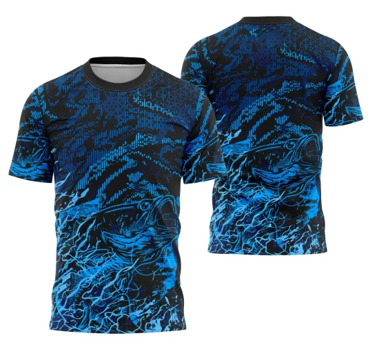 Camisa com estampa frontal de peixe azul detalhado em fundo preto com padrões geométricos e ondas em azul claro e escuro, padrão semelhante nas costas com design contínuo e moderno