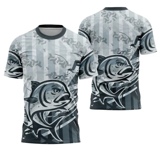 Camisa com estampa de peixe estilizado em tons de cinza e preto cobrindo frente e costas, fundo com listras verticais em cinza claro, gola preta, visual esportivo de pesca.