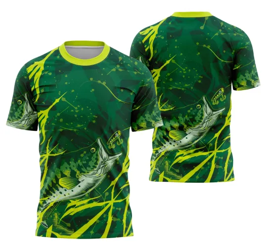 Camisa verde esportiva com estampa frontal e traseira de peixe estilizado mordendo isca, detalhes amarelos simulam vegetação aquática, gola e punhos amarelos.