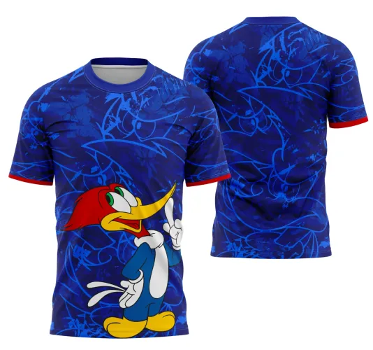 Camisa azul vibrante com estampa frontal do Pica-Pau em destaque, usando as cores vermelha, azul, amarela e branca, e detalhe vermelho nas mangas; costas apresentam várias imagens azuis do personagem em sobreposição sem texto.