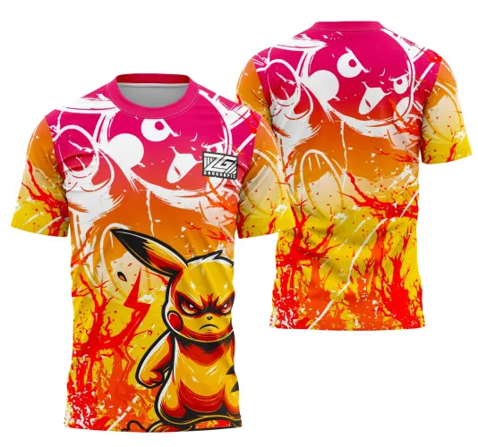 Camisa com estampa vibrante de Pikachu em pose séria na frente com colorido em amarelo, vermelho e preto com fundo em degradê rosa, laranja e amarelo; costas mostram figura grande de Pikachu em branco com fundo em chamas vermelhas e tons quentes.