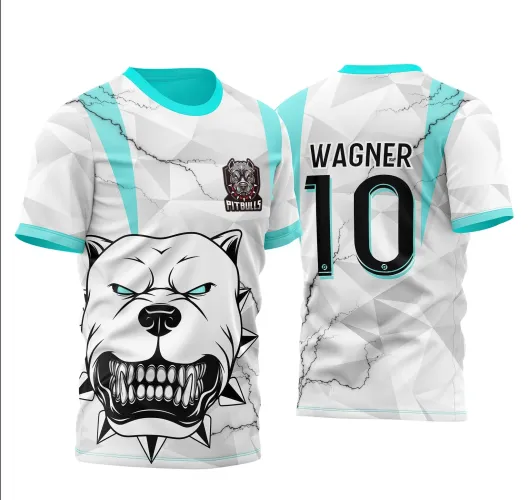Camisa branca com degradê cinza geométrico, frente com grande pitbull branco e detalhes em azul claro, costas com nome WAGNER e número 10 em preto com contorno azul claro, escudo do mascote Pitbulls no peito.