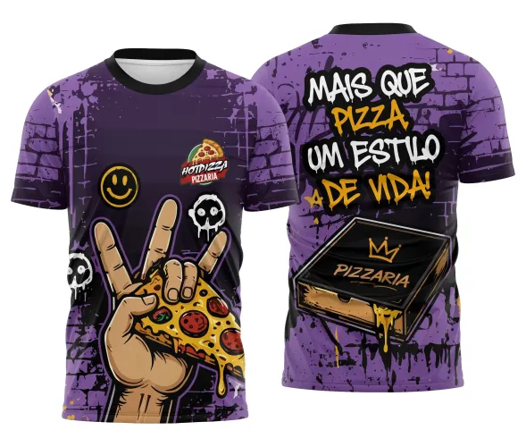 Foto da camisa com logo no peito em destaque e estampa grande nas costas com design de tijolos em tom roxo, representando o estilo único da pizzaria
