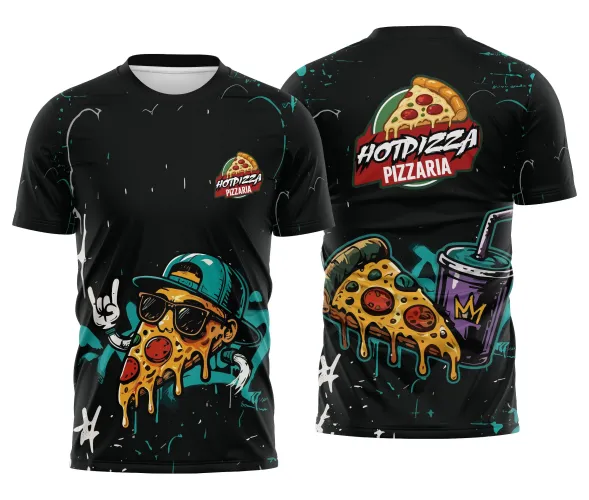 Camisa preta com logo no peito e uma estampa grande nas costas mostrando uma fatia de pizza com boné e copo em estilo street art.
