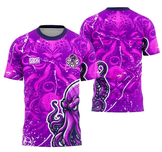Camisa com design vibrante em roxo mostrando polvo estilizado centralizado na frente e costas, fundo texturizado com manchas brancas e detalhes em preto e branco, com logo branco e símbolo de polvo na frente
