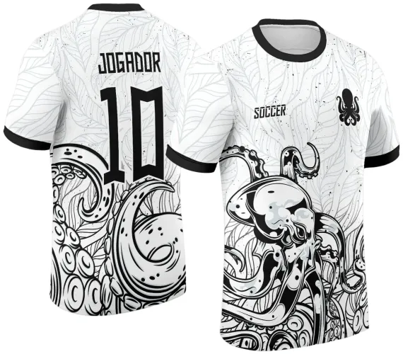 Camisa branca com gola e mangas pretas, frente com grande polvo preto e branco estilizado e texto 'SOCCER', costas com número 10 preto e nome 'JOGADOR', fundo com padrão de folhas cinza claro.