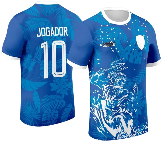 Camisa azul com estampa de Poseidon segurando tridente na frente, folhas tropicais azuis no fundo, texto 'SOCCER' e escudo branco. Costas com folhas tropicais e a inscrição 'JOGADOR 10' em branco, gola e punhos brancos.