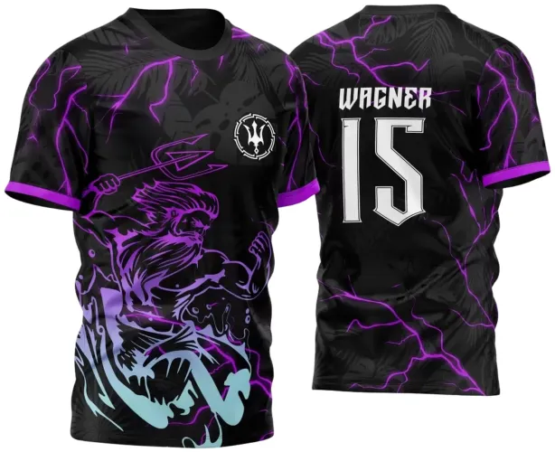 Camisa preta com arte de Poseidon segurando tridente em degradê azul e roxo na frente, escudo no peito, detalhes de raios roxos e folhagens ao fundo; costas com nome WAGNER e número 15 em branco, mesmas cores e elementos no fundo.