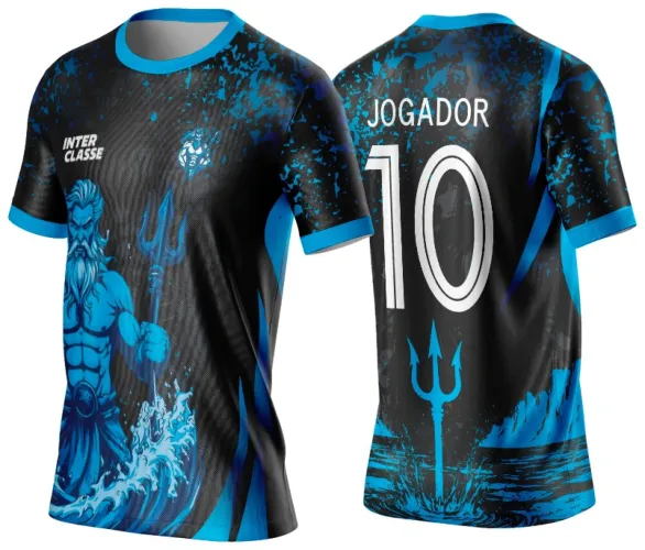 Camisa preta e azul destacando Poseidon com tridente na frente, texto INTER CLASSE e costas com número 10, nome JOGADOR e grande tridente azul sobre fundo splash