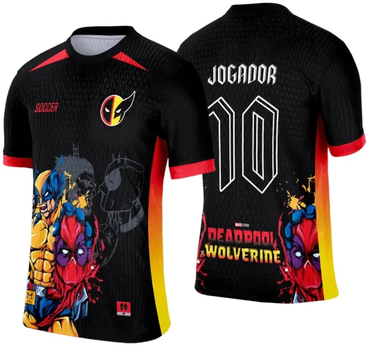 Camisa preta apresenta na frente o Wolverine com expressão vigorosa e uma máscara do Deadpool estilizada, com detalhes em vermelho e amarelo; nas costas destaca-se o número 10 branco com a inscrição JOGADOR e a logo Deadpool & Wolverine na base junto ao degradê vermelho para amarelo nas laterais.