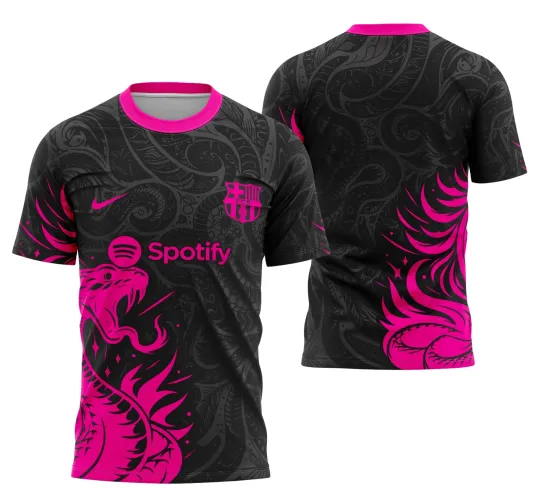 Camisa preta com detalhe de serpente rosa vibrante na frente e costas, com logo Spotify e escudo FCB em rosa no peito, colarinho rosa e símbolo Nike rosa na manga direita.