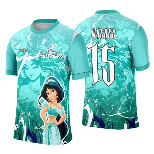 Camisa verde turquesa com estampa frontal da princesa Jasmine em pose confiante, texto Disney PRINCESS e SOCCER; costas apresentam número 15 grande em branco e nome Winter em fonte gótica com fundo floral e traços brancos.