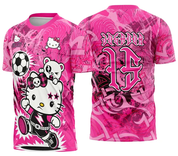 Camisa rosa com arte punk de Hello Kitty jogando futebol, laço de caveira, urso branco com pintura rock e bola preta e branca na frente. Costas mostram número 14 em fonte gótica com texto JOGADOR no topo.