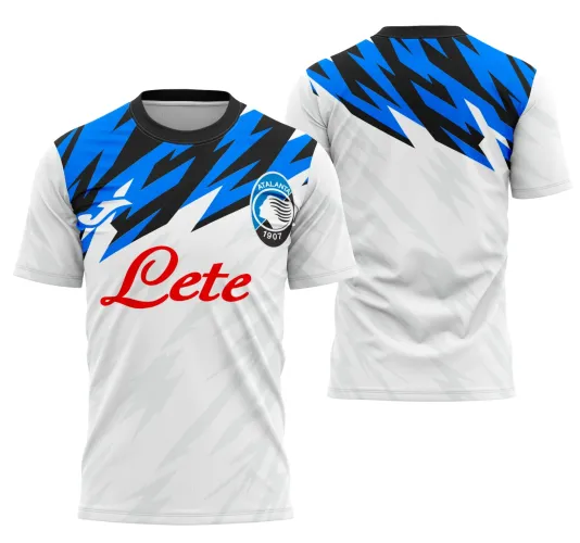 Camisa branca com gola preta, detalhes em raios azuis e pretos no ombro direito. Frente com escudo Atalanta azul, preto e branco, texto 'Lete' vermelho, logo branco. Costas com padrão similar de raios azuis e pretos.