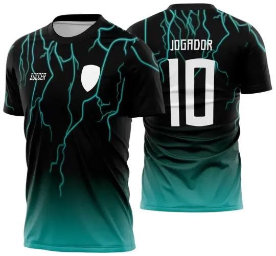 Camisa preta com detalhes de raios turquesa na frente e costas, com escudo branco na frente, texto SOCCER no peito e na parte de trás JOGADOR com número 10 em branco, degradê turquesa na parte inferior.