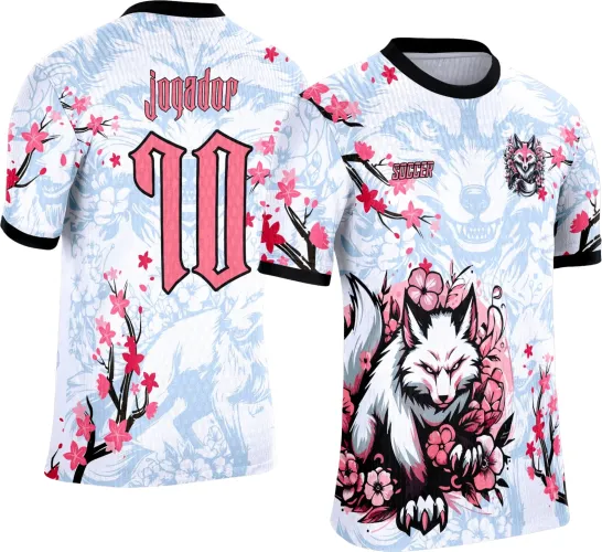 Camisa branca com gola preta mostra uma raposa branca destacada entre flores rosas na frente com texto SOCCER. Nas costas, o número 10 rosa com contorno preto e texto JOGADOR. Fundo azul claro com sombras e ramos florais rosa complementam o design.