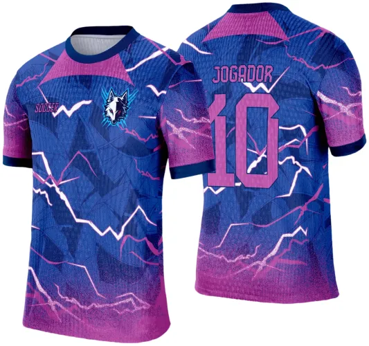 Camisa azul e rosa com estampa de relâmpagos, na frente mascote de raposa azul e branca e texto Soccer, nas costas número 10 em rosa com a palavra JOGADOR acima.