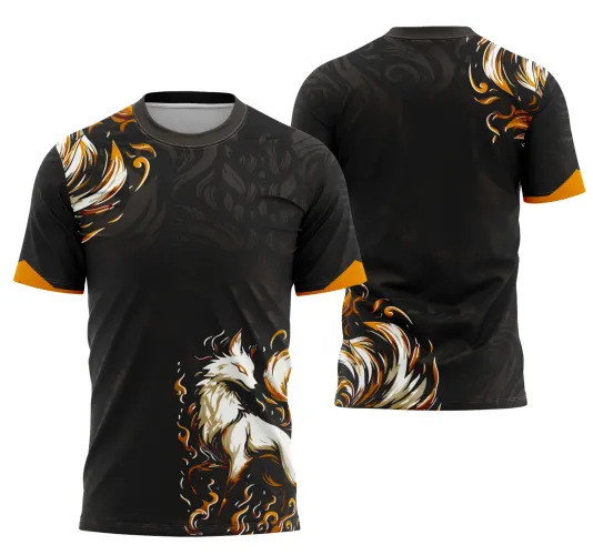 Camisa preta com detalhes laranja nas mangas e gola, frente com raposa branca estilizada com traços laranja, costas mostram cauda da raposa e ornamentos laranja no canto superior direito, fundo com padrão abstrato sombreado