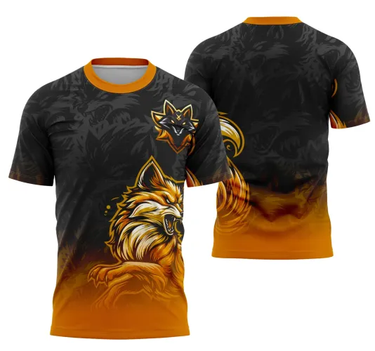 Camisa preta com degradê laranja na parte inferior, com raposa ruiva rugindo na frente e escudo de raposa no peito. Fundo e costas em tons escuros exibem sombra de lobo preto, gola e punhos com detalhes laranja.