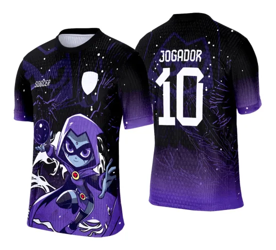 Camisa preta com degradê roxo e personagem Ravena com capuz e máscara na frente segurando uma esfera roxa, texto Soccer e escudo branco no peito; costa com nome JOGADOR e número 10 em branco sobre fundo com detalhes gráficos roxos.