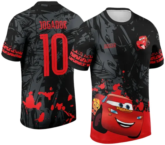 Camisa preta e vermelha com estampa do Relâmpago McQueen na frente e costas em fundo com detalhes cinza e vermelho, número 10 e texto JOGADOR nas costas, além do detalhe SOCCER no peito.