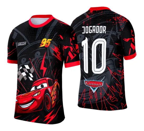 Camisa preta e vermelha com gola e punhos vermelhos, frente com carro vermelho Relâmpago McQueen, número 95 amarelo e detalhes de raio e bandeira quadriculada; costas com texto branco 'JOGADOR' e número 10 grande, escudo 'Carros'.