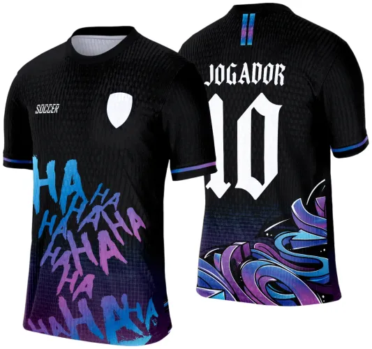 Camisa preta com efeito degradê azul e roxo na barra. Na frente, em branco, texto SOCCER e escudo, com várias estampas HAHA em azul e roxo. Nas costas, número 10 e JOGADOR em branco, com detalhes gráficos abstratos em azul e roxo na parte inferior.