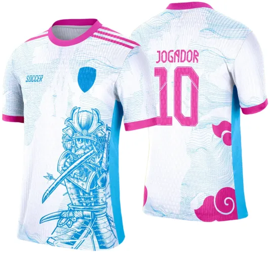 Camisa branca com ilustração azul de samurai armado na frente, detalhe azul na lateral, gola e punhos rosa. Nas costas, número 10 e texto JOGADOR em rosa, com detalhes em espiral rosa e fundos em azul claro.