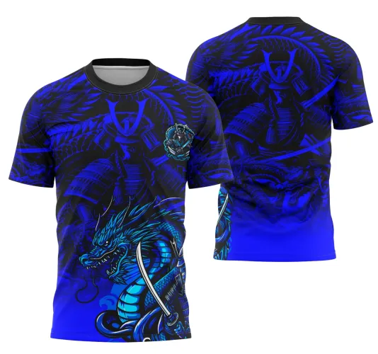 Camisa com desenho frontal de um dragão azul detalhado que segura uma katana, samurai sombreado atrás no fundo preto com azul, costas mostram samurai imponente em azul com dragão enrolado, fundo degradê preto e azul.