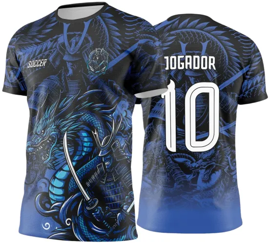 Camisa com estampa frontal de samurai de armadura escura e dragão azul enrolado, detalhes em azul vibrante e espada, texto SOCCER no peito; nas costas, número 10 branco com palavra JOGADOR, fundo degradê azul com dragão e samurai em desenho detalhado.