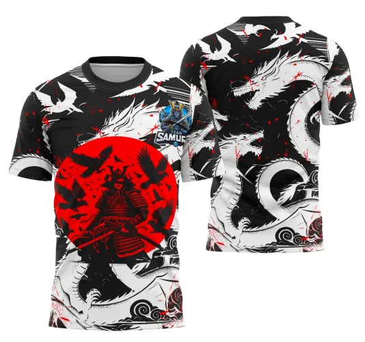 Camisa com frente mostrando um samurai em armadura preta sobre círculo vermelho e pássaros pretos, com escudo azul e texto TEAM SAMURAI no peito. Costas exibem dragão branco sinuoso com manchas vermelhas sobre fundo preto e branco.