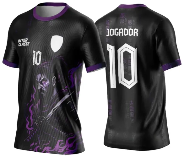 Camisa preta com gola e punhos roxos, na frente figura de samurai com espada em tons roxos e branco, texto INTER CLASSE e número 10, costas com número 10 e texto JOGADOR em branco, fundo com caracteres japoneses em lilás.
