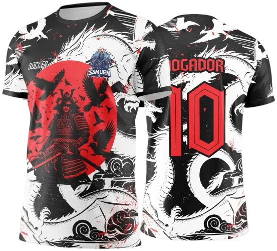 Camisa com samurai em armadura vermelha e preta na frente sobre círculo vermelho, surrounded por aves pretas. Fundo preto e branco com dragão branco. Nas costas, grande dragão branco com texto JOGADOR e número 10 em vermelho.